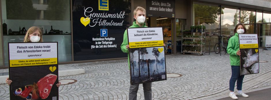 Verkauf von Billigfleisch: Greenpeace protestiert vor Edeka in Augsburg