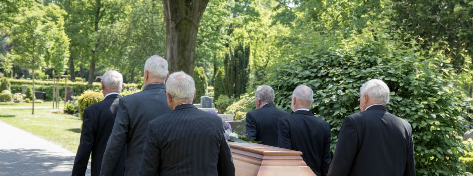 Was tun im Trauerfall? Karius Bestattungen gibt Antworten auf die wichtigsten Fragen