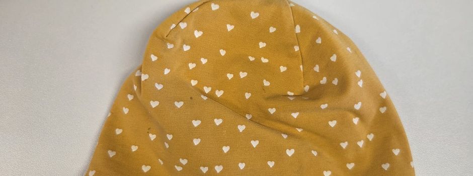 Vergessene Kindermütze im Adlerhorst Abterode gefunden