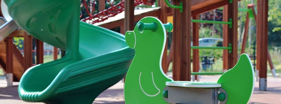 Jugendlicher befriedigt sich auf Spielplatz selbst