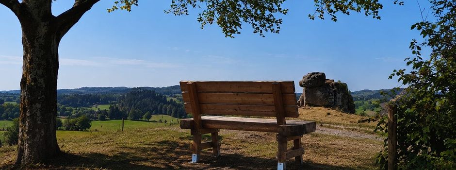 XXL-Riesenbank „Ketzerstein“ am Rothaarsteig in Weißenberg