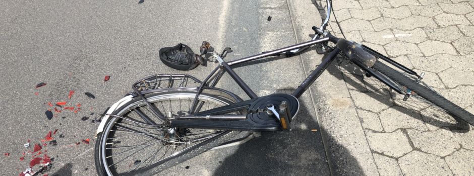 Wütender Mann wirft Fahrrad gegen Bus