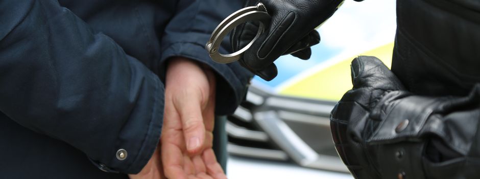 Ordnungshüter mit Kniestoß verletzt