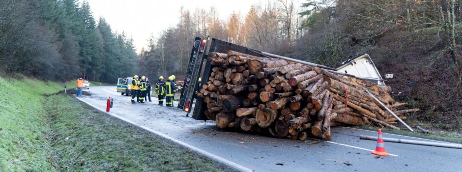 Schwerer Verkehrsunfall auf Bundesstraße: Lkw kippt um