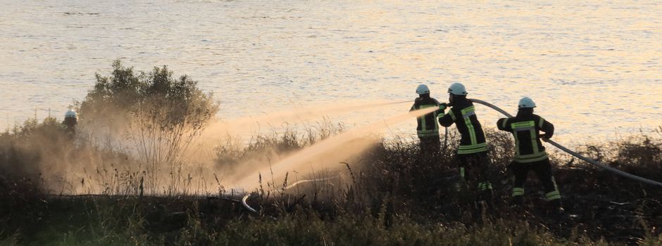 500 qm Böschung am Niederkasseler Rheinufer standen in Flammen