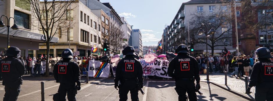 Flaschenwurf und Pyrotechnik: Ausschreitungen bei Demos in Mainz