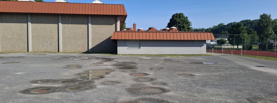 Ausbesserungsarbeiten am Schotterparkplatz der Kultur- und Sporthalle