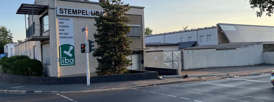 Autofahrer fährt Straßenlaterne in Mainz um und rast davon
