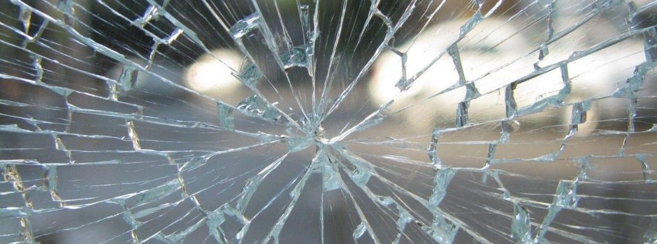 Fuhr er zu schnell? Linienbus kommt bei Nentershausen von Fahrbahn ab