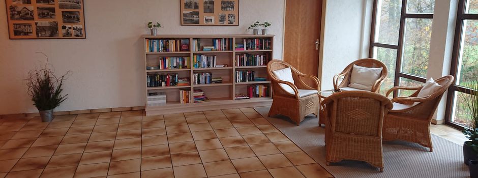 Gemütliche Bücherecke im Gemeindehaus