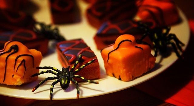 Schaurige Drinks und Snacks fürs Halloween-Buffet
