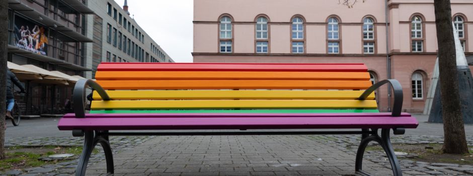 Mainz bekommt zwei neue Regenbogen-Bänke in der Altstadt