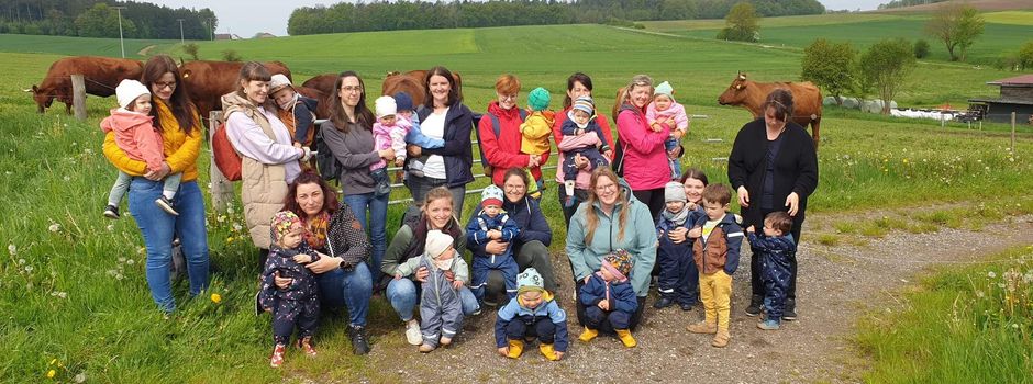 Krabbelgruppe zu Besuch auf dem Bauernhof