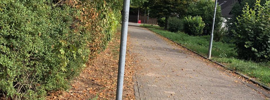 Pfosten beschädigt - sachdienliche Hinweise erbeten