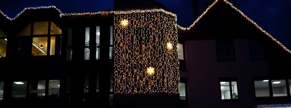 Glanzvolle Weihnachtsbeleuchtung am Caldener Rathaus