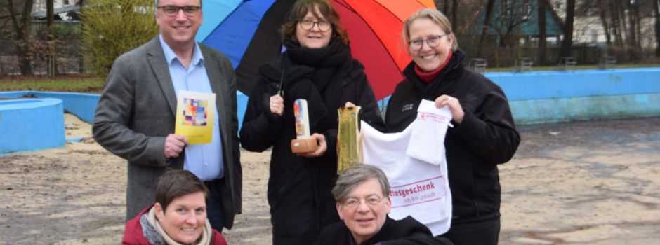 Mit Rettungsring, Schirm, Handtuch, Taufkanne und Taufschal