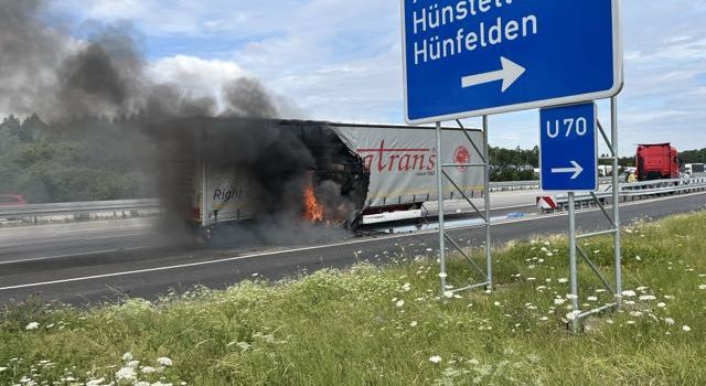 Bier-Lkw brennt auf A3: Autobahnpolizei Wiesbaden im Einsatz