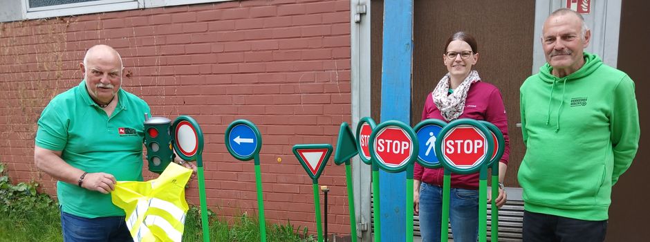 Verkehrszeichen, Spur- und Schrägbrett sowie 70 gelbe Warnwesten