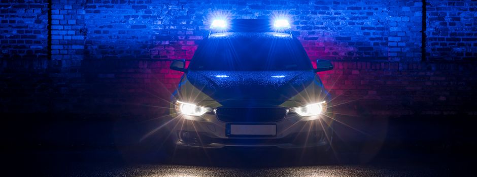 Auto prallt gegen Baum