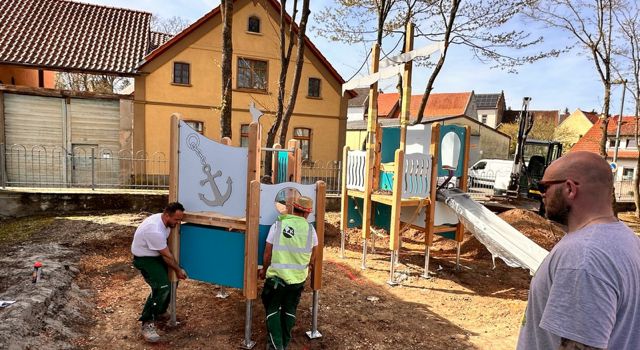 Spielplatz bekommt ein neues Spielgerät