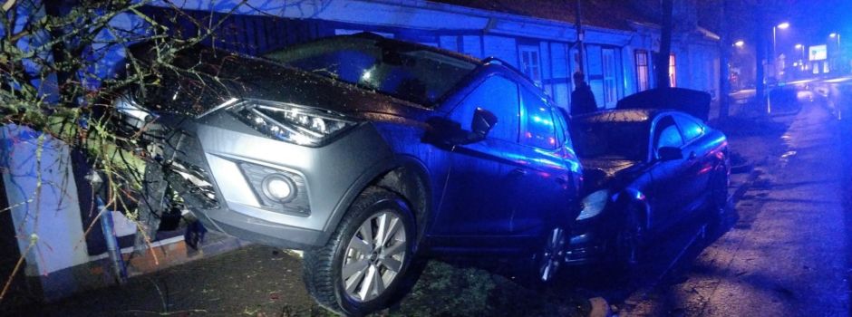 Unfall an der Rathauskreuzung in Soltau - Pkw gegen Baum geschoben