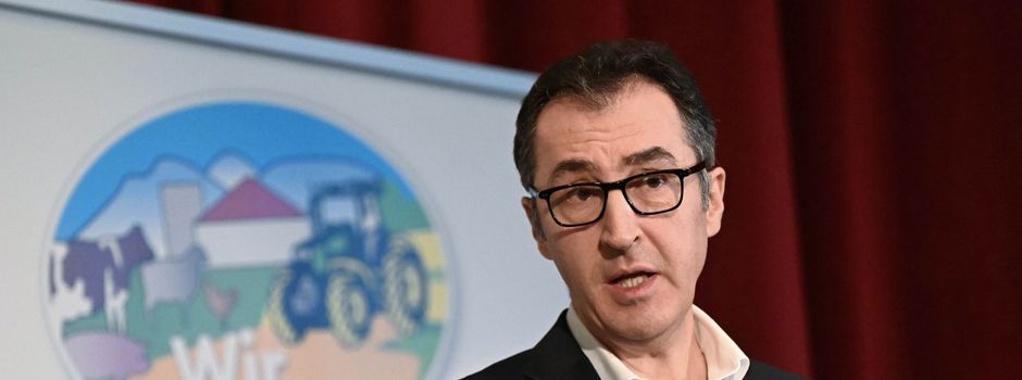 Cem Özdemir spricht mit Bauern in Ellwangen