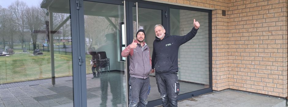 Friedhofshalle erhält neue Glasfront und Fenster