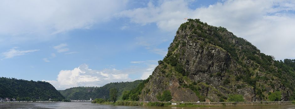 Gesteinsbrocken stürzen auf B42: Vollsperrung an der Loreley
