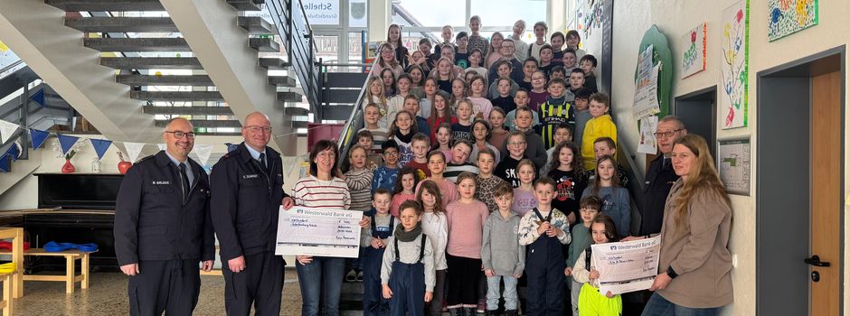 Freiwillige Feuerwehr Hellenhahn-Schellenberg spendete an Kindertagesstätte St.Petrus in Ketten, Schellenberg-Grundschule und Jugendfeuerwehr