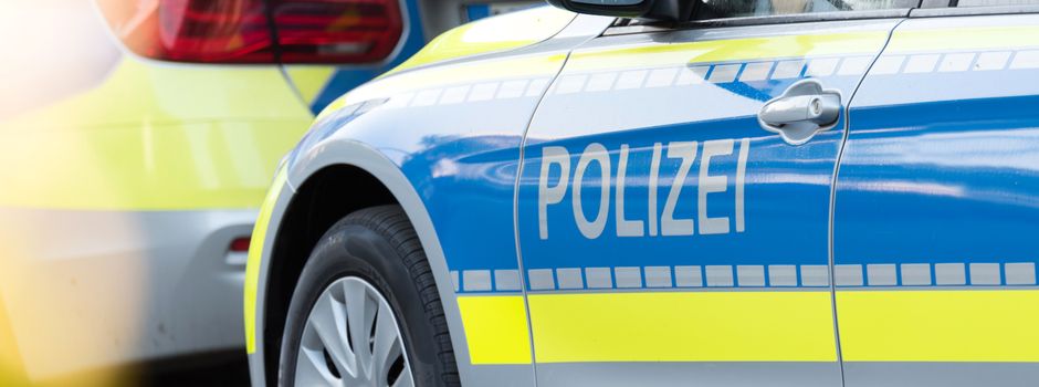 Sattelzug beschädigt am Fahrbahnrand abgestelltes Auto