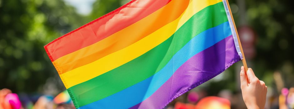 Mehr Inklusion: Worms hisst Regenbogen-Flaggen mit weiteren Farben