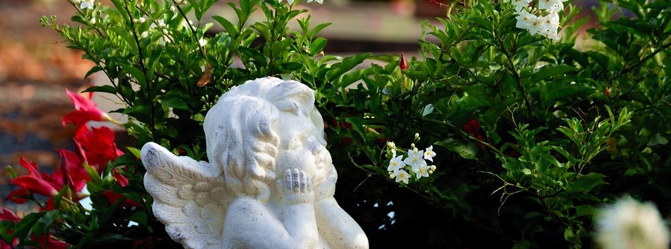 Ab Dienstag den 07. April bitte den Grabschmuck auf dem Rasengrabfeld unseres Friedhofs abräumen