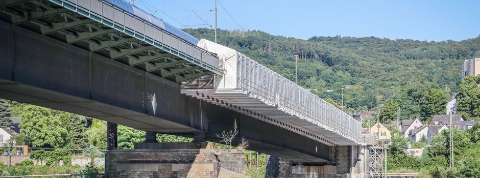 Neue Brücke in Koblenz-Horchheim wird nachts eingehoben