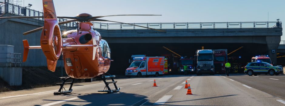 Schwerer Verkehrsunfall – Rettungshubschrauber landet auf Autobahn