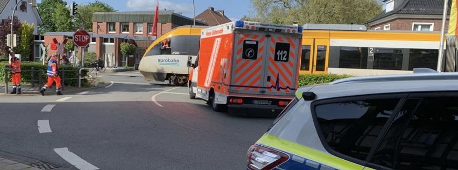 Ein Leichtverletzter bei Unfall mit Nahverkehrszug in Clarholz. Zeugen gesucht!