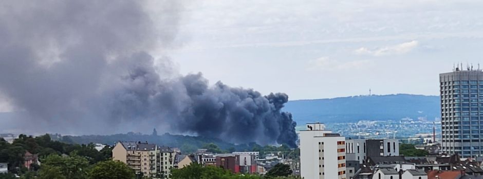 Großbrand in Mombach – Rauchsäule über Mainz
