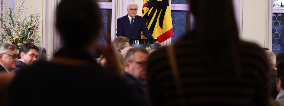Aktivisten unterbrechen Steinmeier-Rede in Leipzig