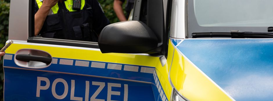 76-Jährige fährt mit Pkw über Verkehrsinsel