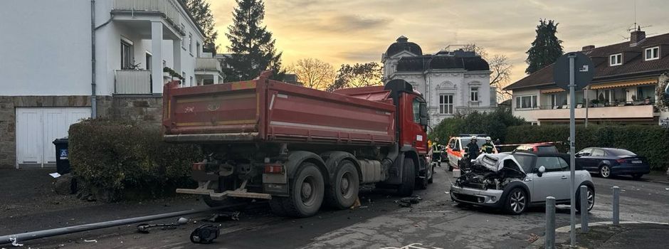 Lkw überrollt Fahrer in Wiesbaden und kracht in mehrere Fahrzeuge