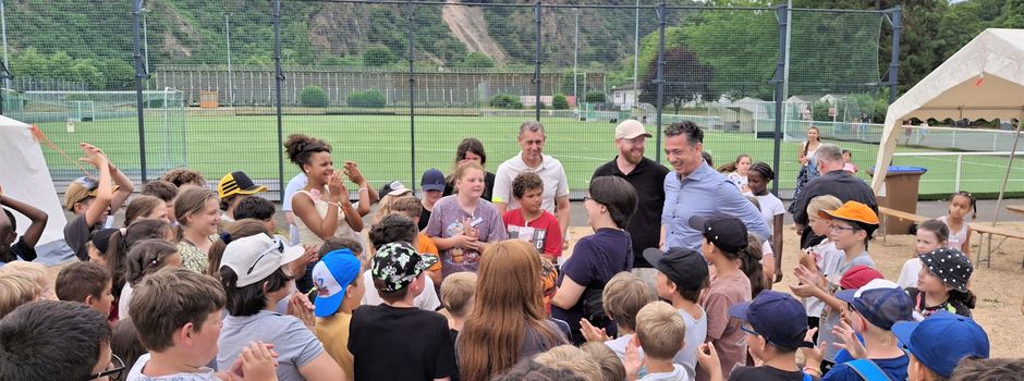 OB Letz verteilt Eis im Kinderdorf Salinental in Bad Kreuznach