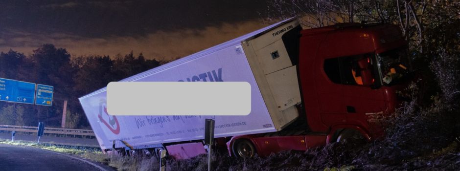 Vollsperrung wegen Lkw-Unfall: Spezialkran im Einsatz