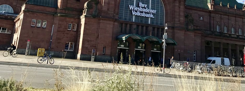 Stadt entfernt Schrotträder am Wiesbadener Hauptbahnhof