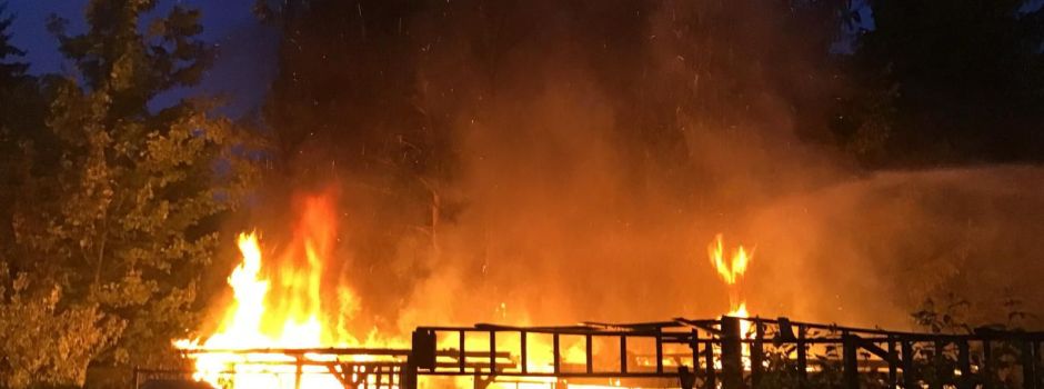 Gartenhaus in Wiesbaden brennt lichterloh