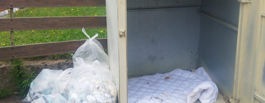 Volle Windeln im Altkleidercontainer!