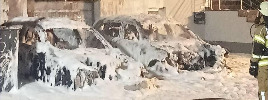 Zwei Autos brennen in Ober-Olm vor Wohnhaus aus