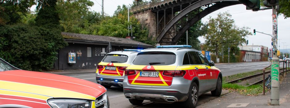 Betrunkener Mann läuft an Bahngleisen in Mainz entlang und wird von Zug erfasst