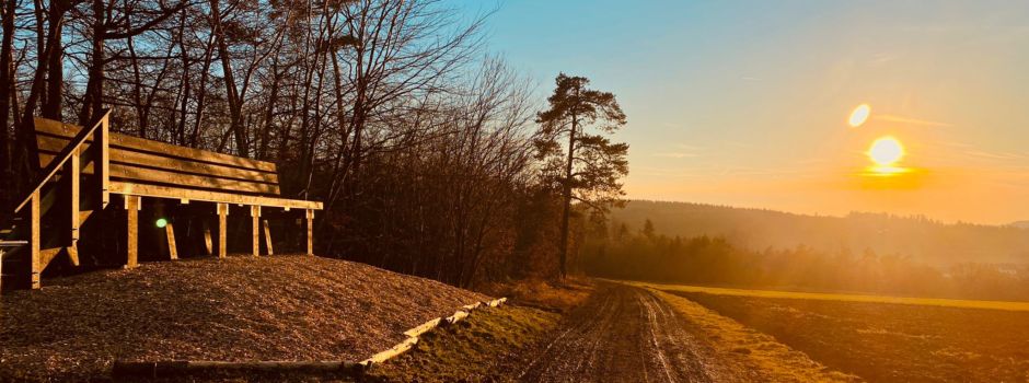Wanderweg und XXL Bank