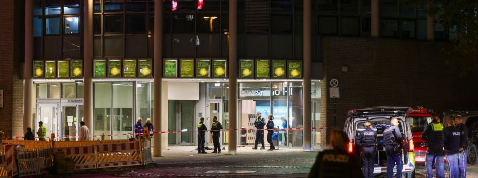 Polizei schießt Verdächtigen vor Kino in Krefeld nieder