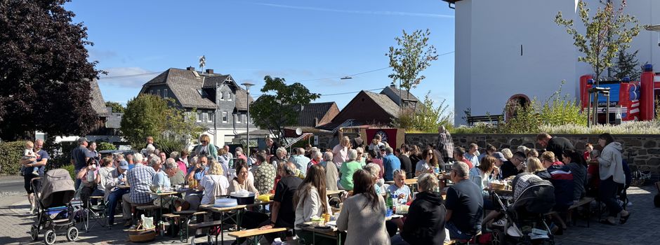 Fröhliches Mitbringfrühstück auf dem Dorfplatz