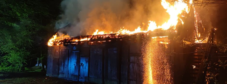 Reetgedeckte historische Scheune am „Tag der Feuerwehrleute“ abgebrannt